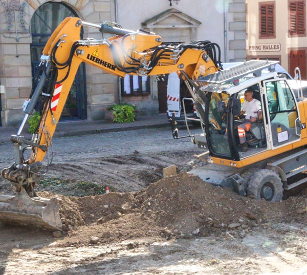 Pelle mécanique creusant en centre ville