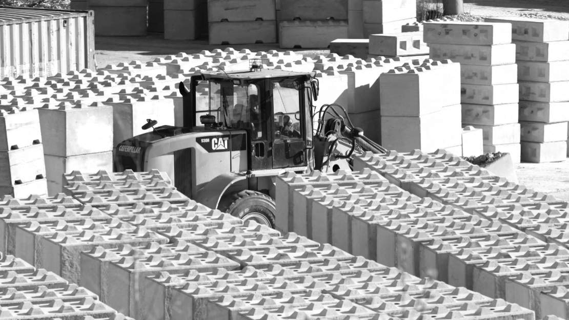 STV réalise des blocs béton empilable type : brique lego béton